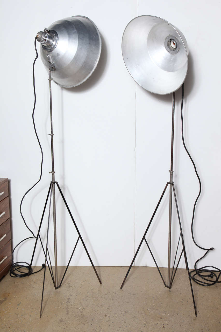 Art déco Ensemble de 4 lampadaires pliants Johnson Ventlite avec grands abat-jours en aluminium en vente