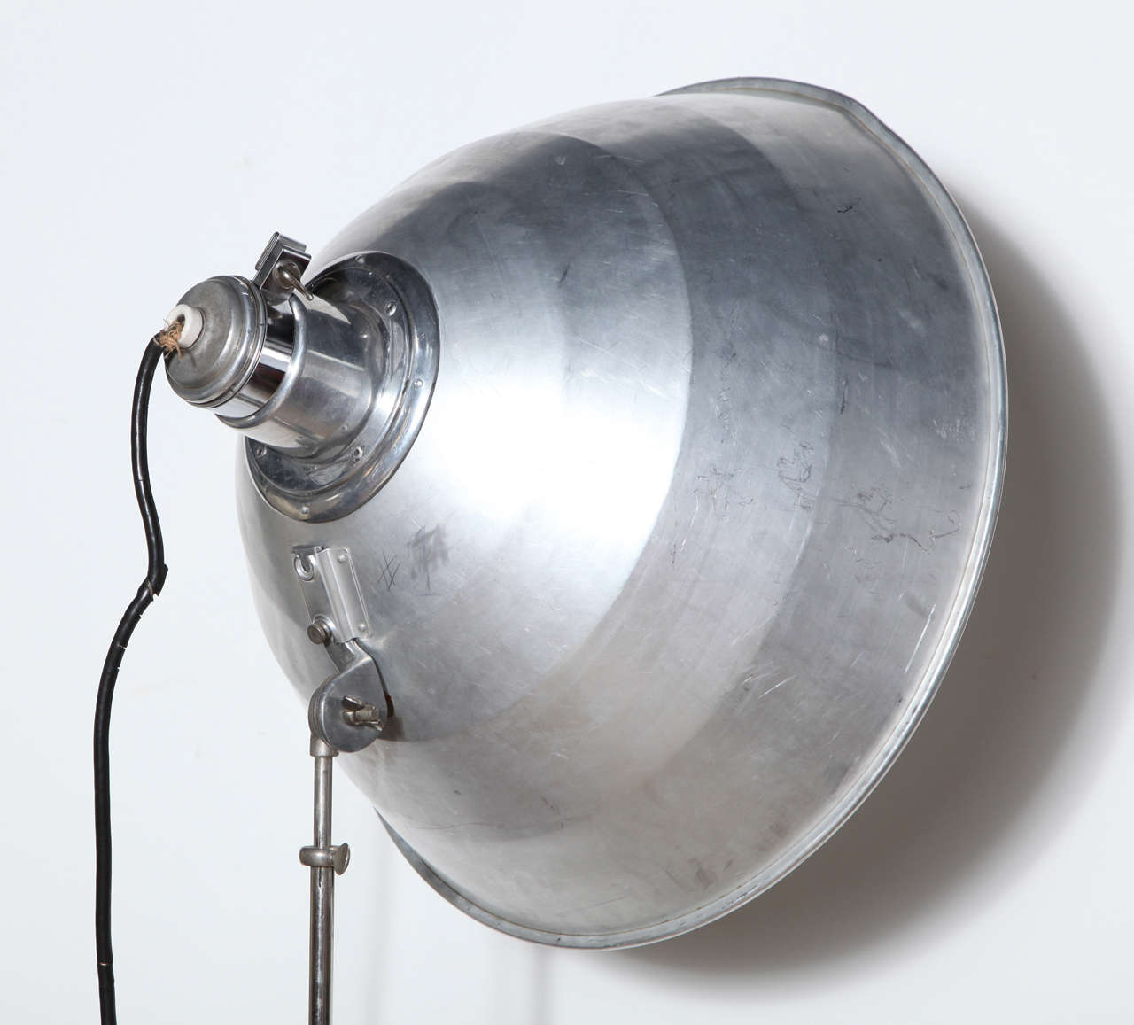 Satz von 4 Johnson Ventlite-Stehlampen mit großen Aluminiumschirmen und klappbarem Foto im Angebot 2