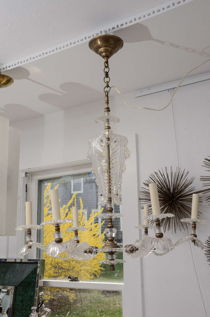 Lustre en Lucite à 6 bras, au design sculptural de plumes, nouvellement reconnecté, prend 6 ampoules de style chandelier jusqu'à 60 watts. Chaîne et auvent inclus.