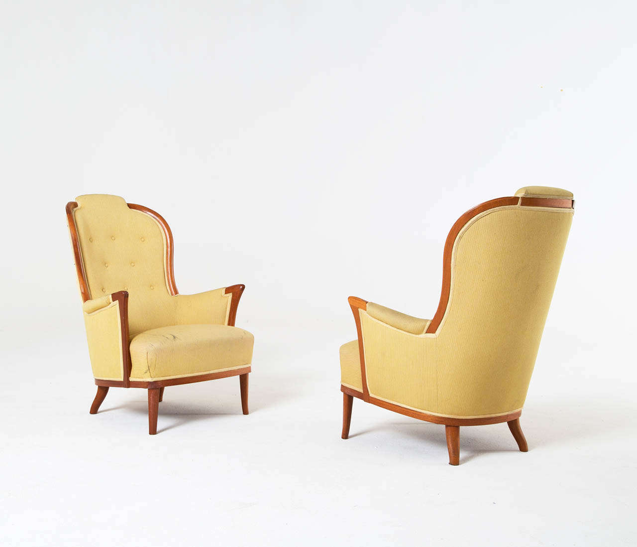 Very interesting pair of Swedish loungechairs by Carl Malmsten in their original upholstery with tufted back. 

The unique lines and curves of the design are striking and the small tapered legs complements its shapes beautifully, but it's also