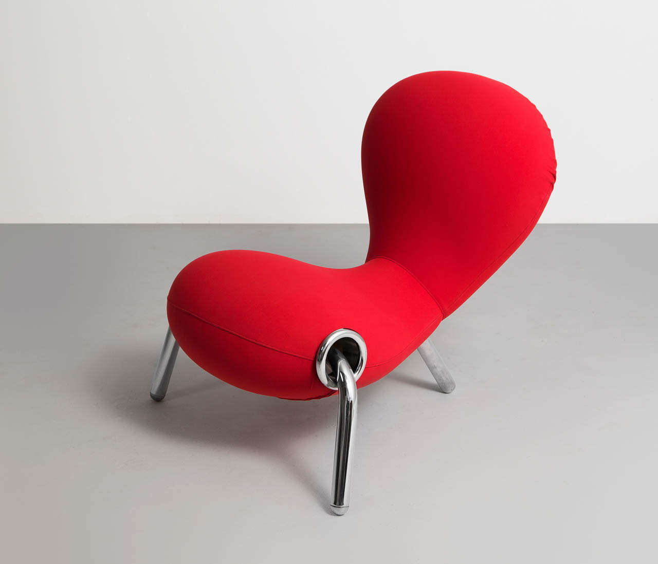 Lounge chair, in metal and fabric, by Marc Newson, Australia, 1988. 

The embryo chair was designed by Marc Newson in 1988. This chair was commissioned by the Museum of Applied Arts and Sciences (Powerhouse Museum). Marc Newson was only 25 when he