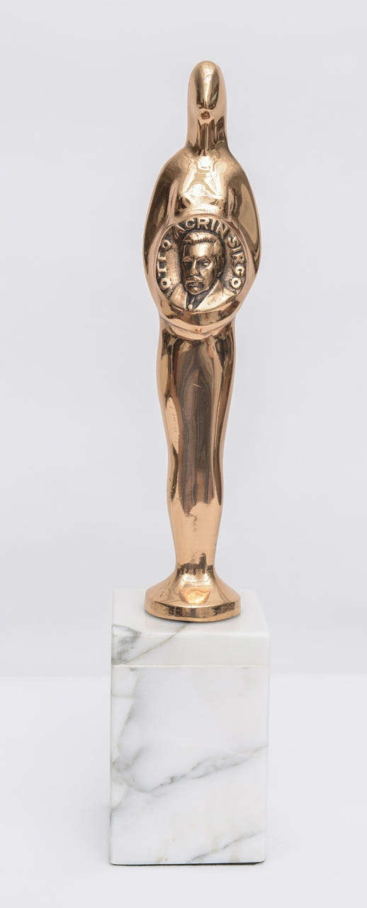 Solid bronze statue award mounted on Carrara marble base. The polished bronze modernist figure is holding a relief of Otto Sirgo, the Cuban born actor and director of Mexican theatre and telenovelas, for whom this award is named after.
The letters