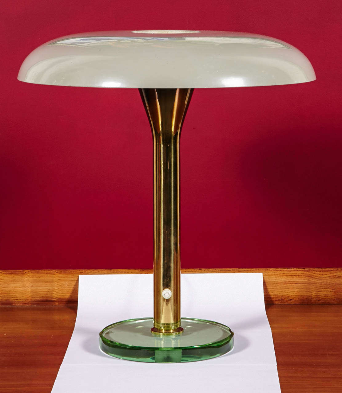 ITALY, circa 1970
Elegant table lamp with brass structure, thick round glass base and grey painted metal shade. 
Height : 47 cm (18.5 inches)
Diam : 45 cm (17.7 inches)
Good condition