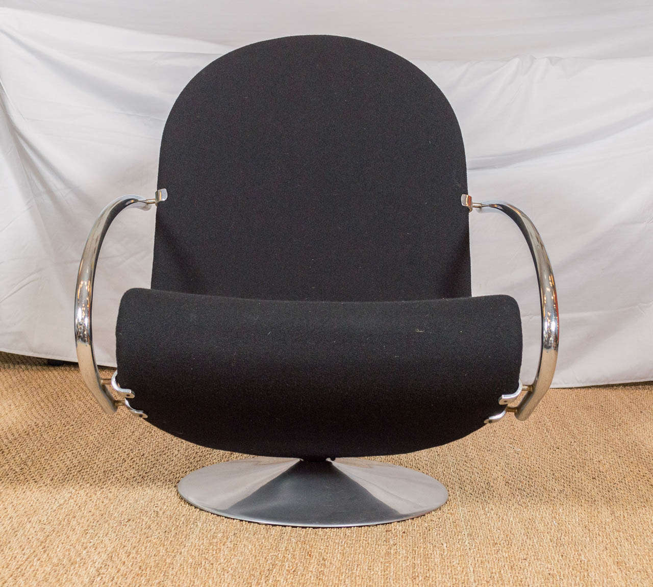 Chaise longue danoise Fritz Hansen System 123 Model E:: conçue par Verner Panton. Revêtement en laine noire:: chaise pivotante.