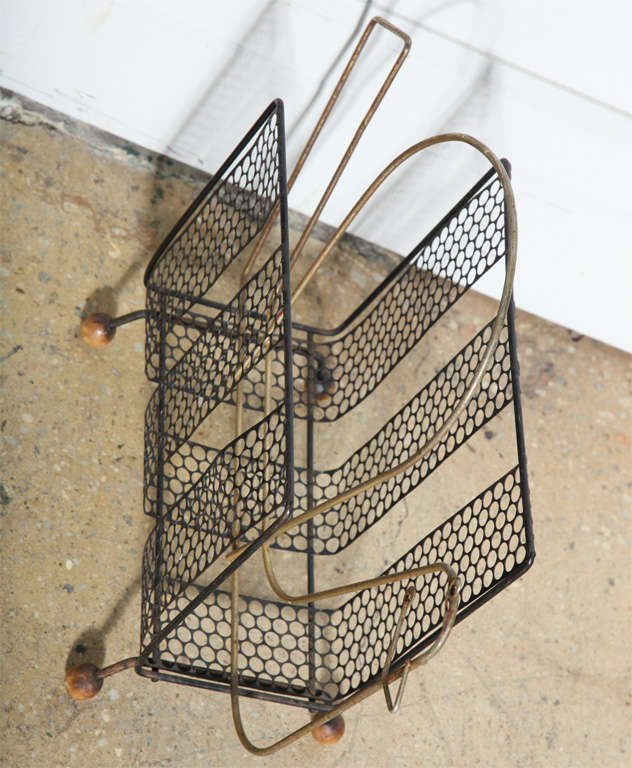 1950s Metal Mesh and Brass Abstract Bird Magazine Stand In Good Condition In Bainbridge, NY