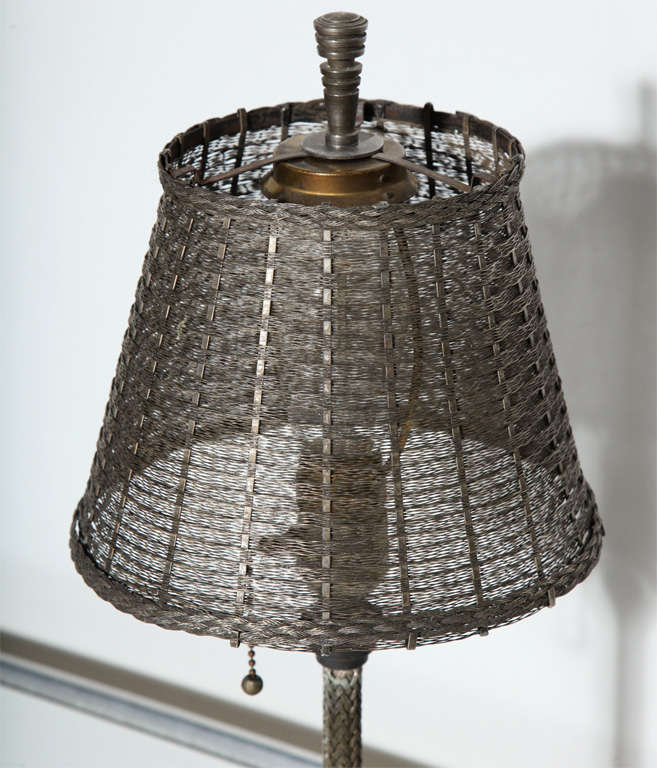 Art déco John Vassos pour Wirecraft lampe de bureau en métal nickelé avec abat-jour en fil de fer tissé des années 1930    en vente