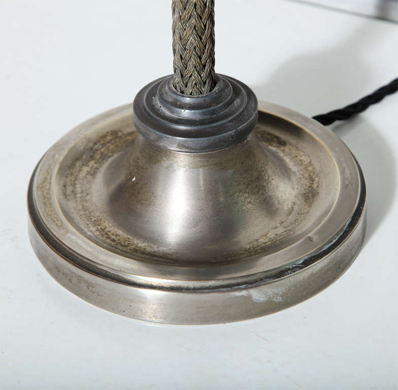 John Vassos pour Wirecraft lampe de bureau en métal nickelé avec abat-jour en fil de fer tissé des années 1930    Bon état - En vente à Bainbridge, NY