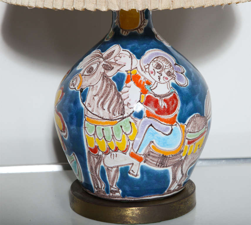 Laiton Lampe de bureau DeSimone en céramique bleue avec cheval, fille et fleur, années 1960   en vente