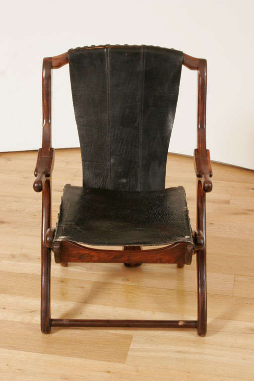 En bois de cocobolo, avec assise et dossier en cuir noir d'origine, vers 1965.