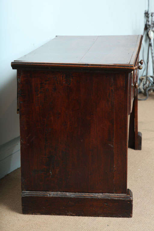 18th c. English Solid-Side Fruitwood Lowboy In Good Condition For Sale In Greenwich, CT