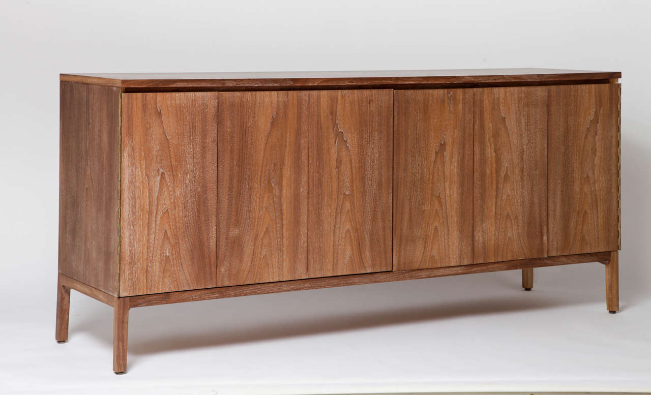 Rare large chest of drawers designed by Paul McCobb.
Walnut - white lacquered drawers.
Two sectionnal doors in three pieces.