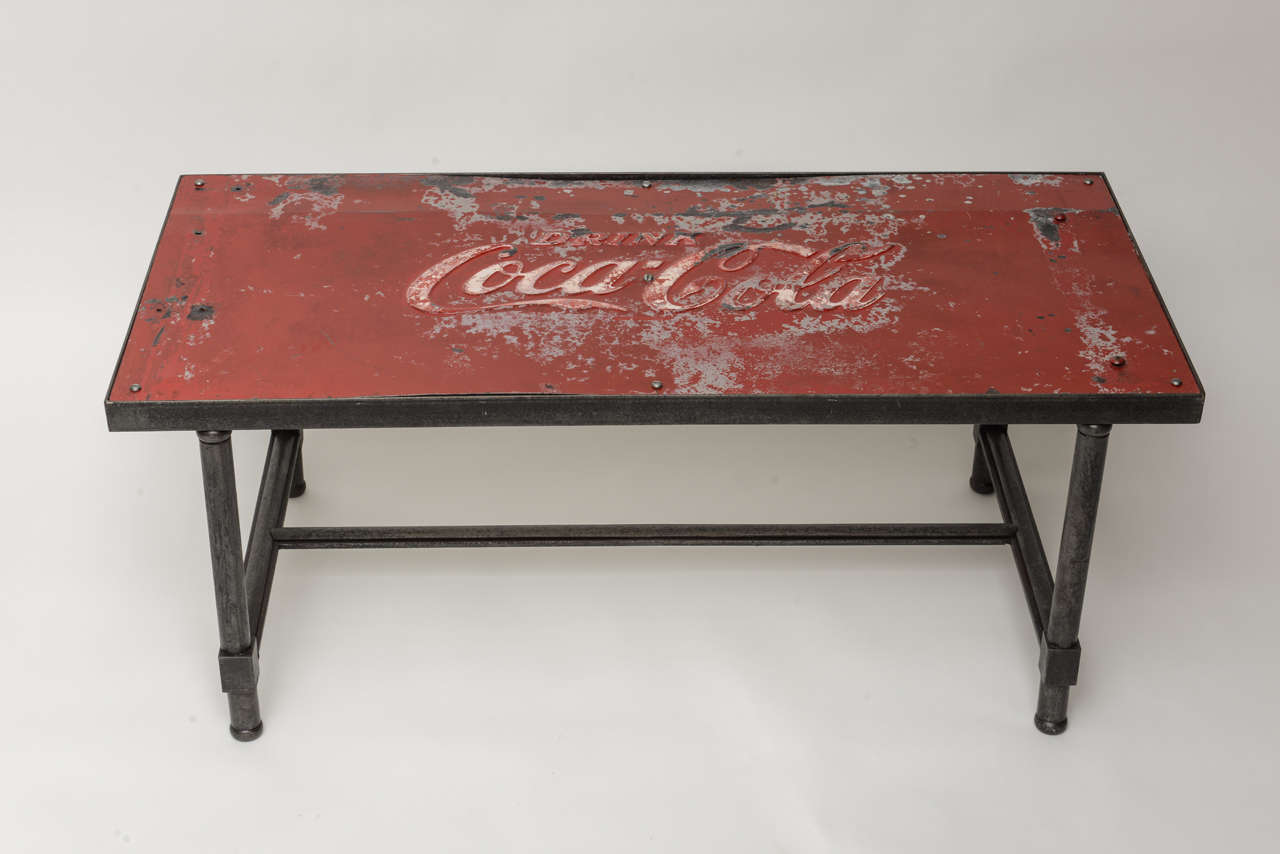 Undustriel Look on this Vintage Coca Cola Tin applied
on a Black Steel Base.
