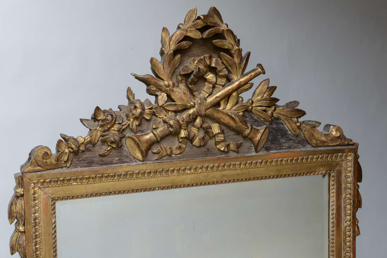 Néoclassique Miroir néoclassique Louis XVI en bois doré en vente