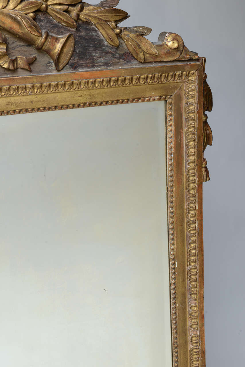 Français Miroir néoclassique Louis XVI en bois doré en vente