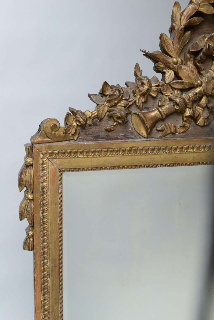 Miroir néoclassique Louis XVI en bois doré Bon état - En vente à West Palm Beach, FL