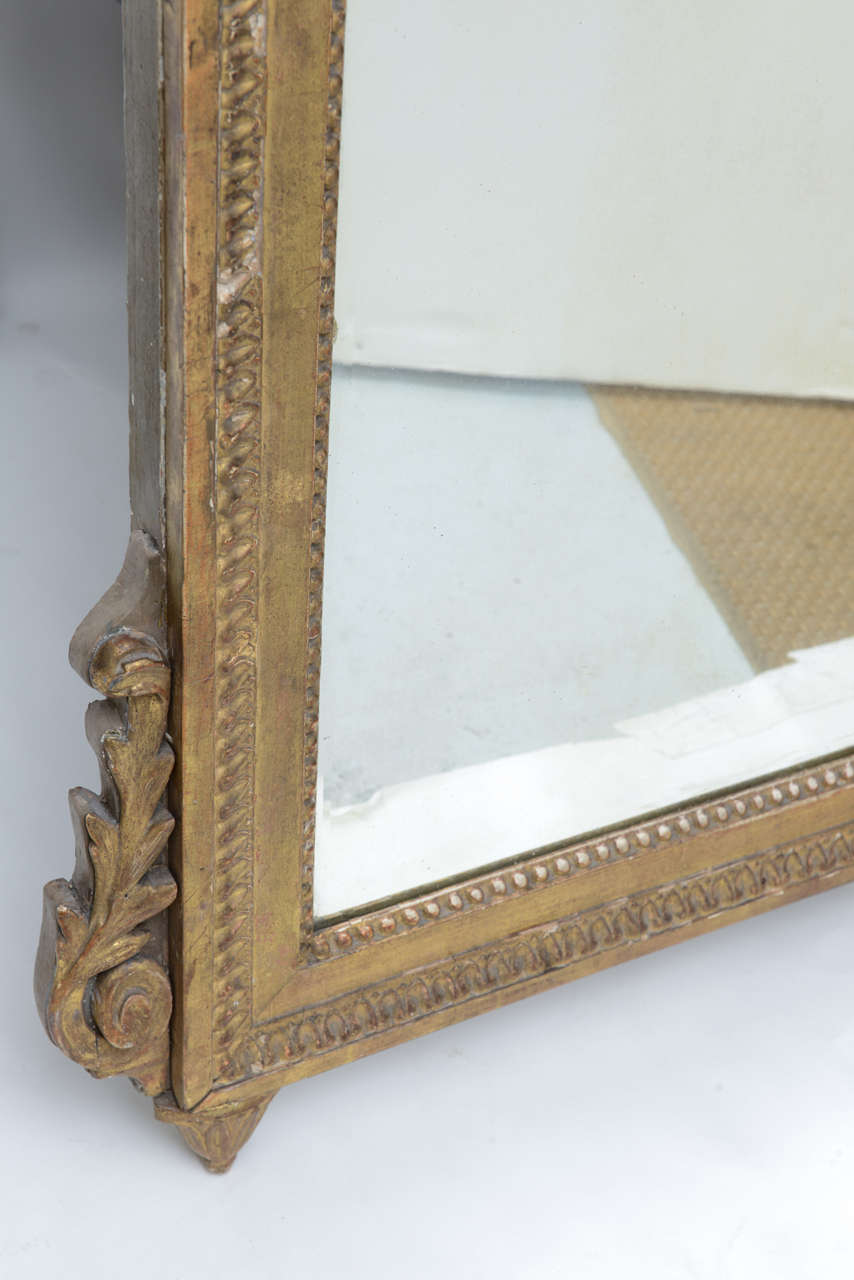 XVIIIe siècle et antérieur Miroir néoclassique Louis XVI en bois doré en vente