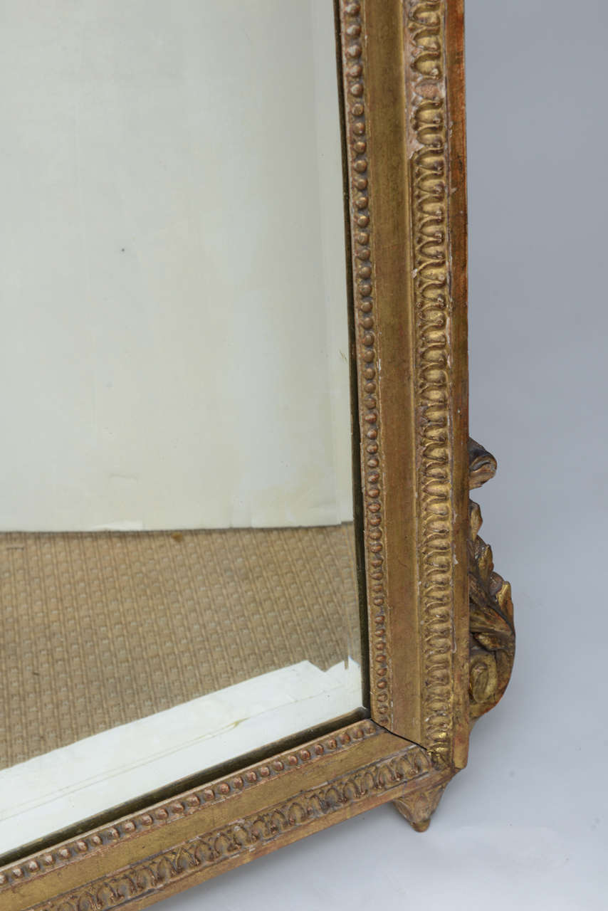 Miroir néoclassique Louis XVI en bois doré en vente 1