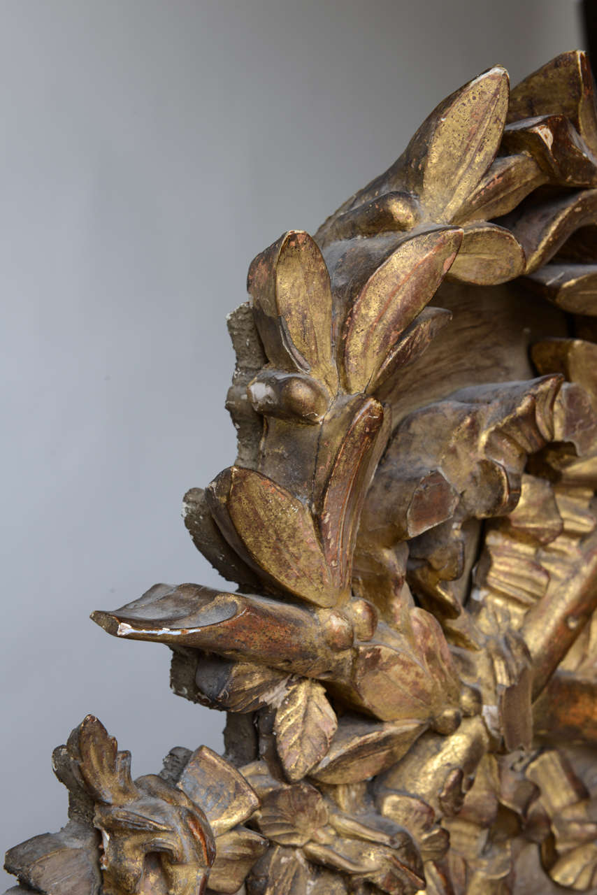 Miroir néoclassique Louis XVI en bois doré en vente 3