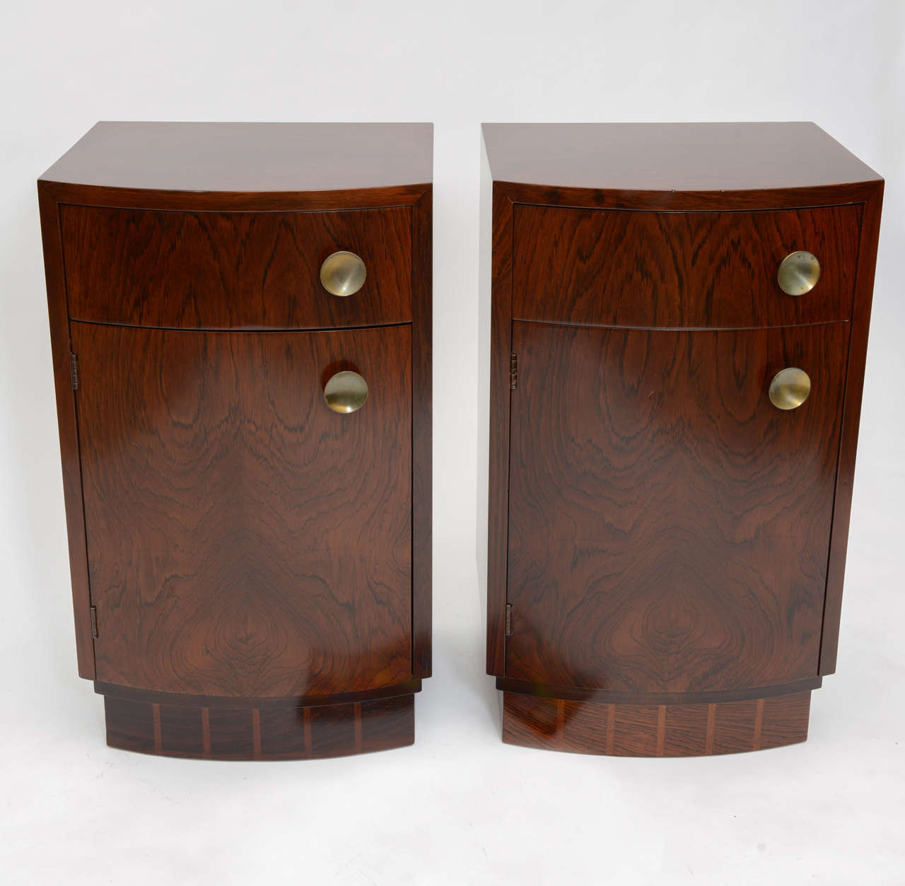 Ein praktisches Paar Nachttische aus brasilianischem Palisanderholz,
entworfen von Gilbert Rohde Modell # 3770