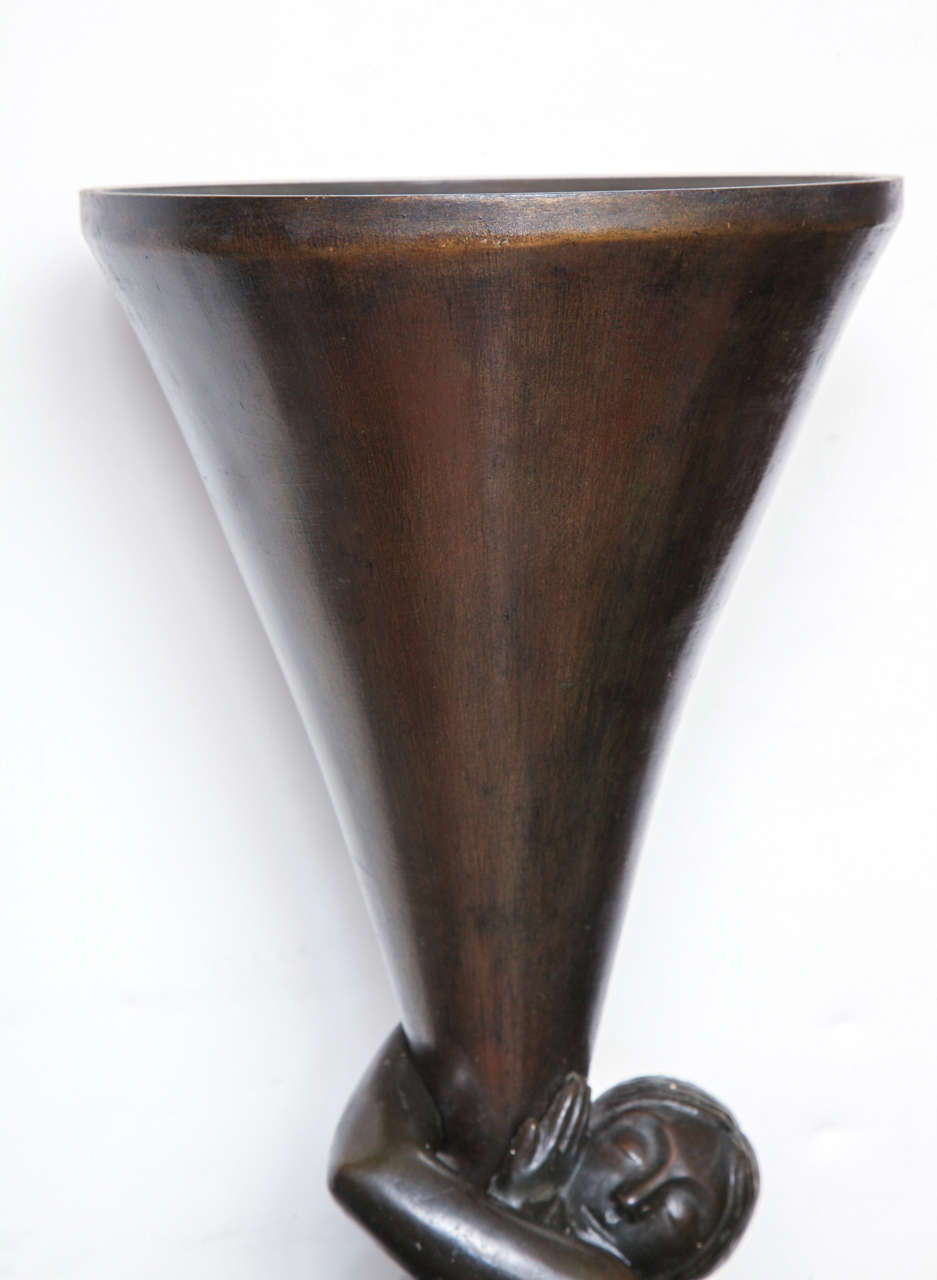 Français Lampe de table figurative en bronze bouclé Georges en vente