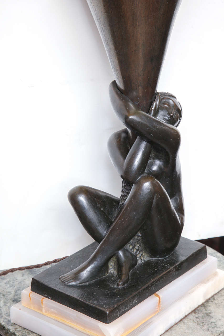 Bronze Lampe de table figurative en bronze bouclé Georges en vente