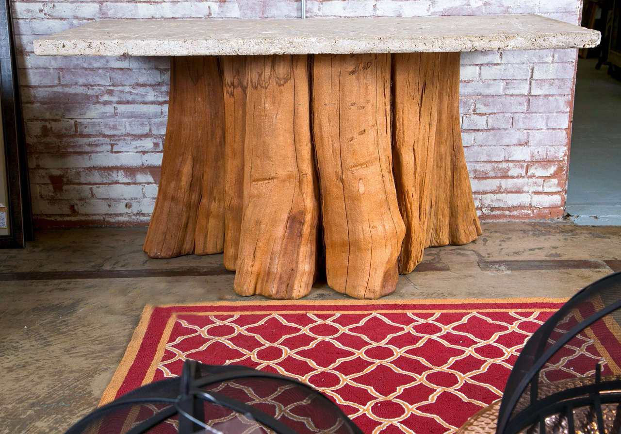 Table console avec plateau en pierre fossile et base en bois