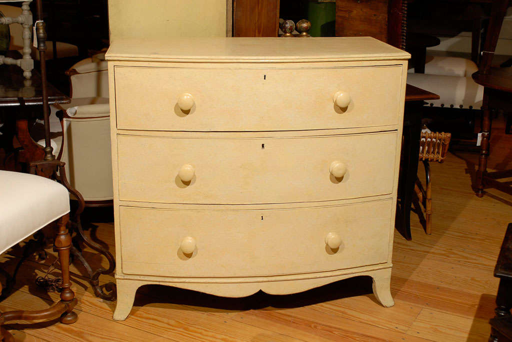 English Early 19th Century Bow-Front Three-Drawer Chest of Pale Yellow Color 4