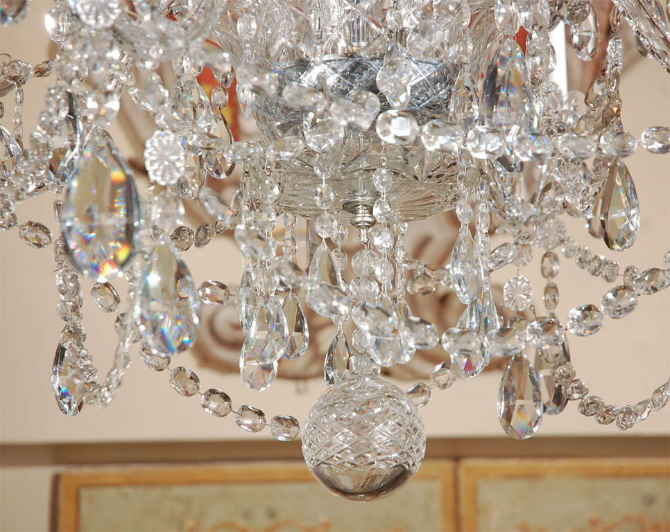 Lustre en cristal taillé de style géorgien à huit bras, fabriqué sur mesure en Angleterre. Il s'agit d'une réplique exacte du luminaire suspendu dans le manoir de Ralph Lauren sur l'avenue Madison, à New York.