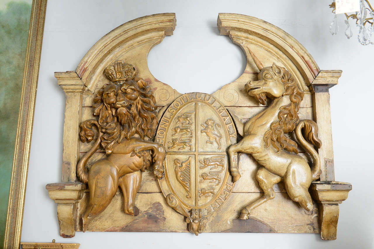 Exceptional large carved wood crest representing the British Royal family. Beautiful patina, original painted finish.