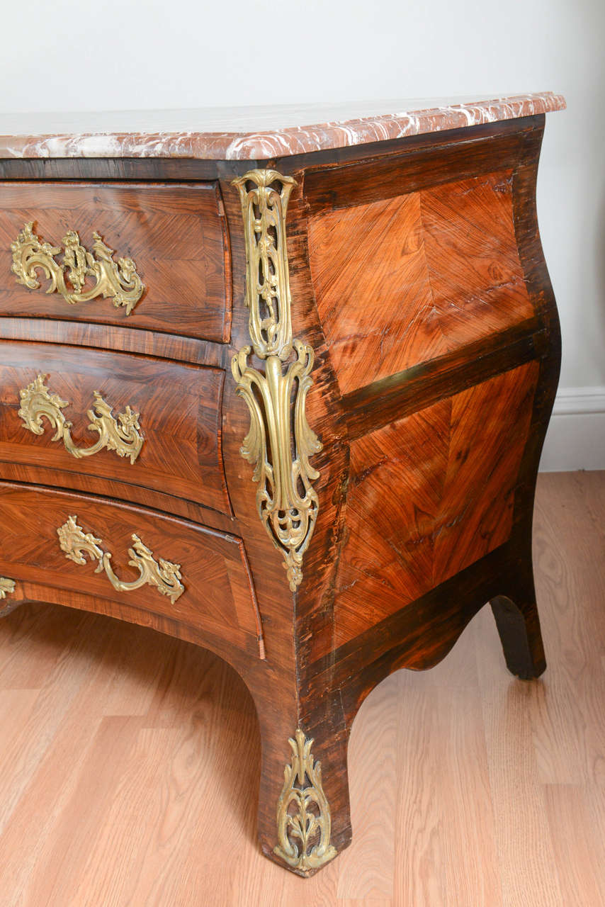 Commode Louis XV en marqueterie de bois de roi du XVIIIe siècle Bon état - En vente à West Palm Beach, FL