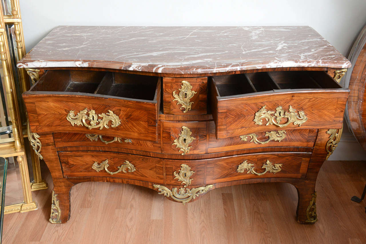 Commode Louis XV en marqueterie de bois de roi du XVIIIe siècle en vente 2