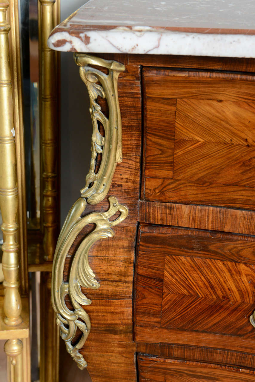 Commode Louis XV en marqueterie de bois de roi du XVIIIe siècle en vente 3