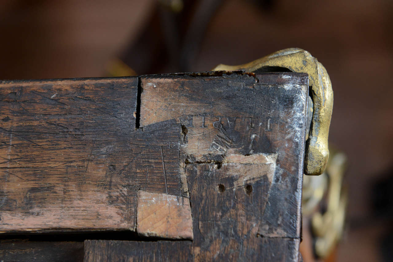 Commode Louis XV en marqueterie de bois de roi du XVIIIe siècle en vente 5