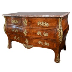 Commode Louis XV en marqueterie de bois de roi du XVIIIe siècle