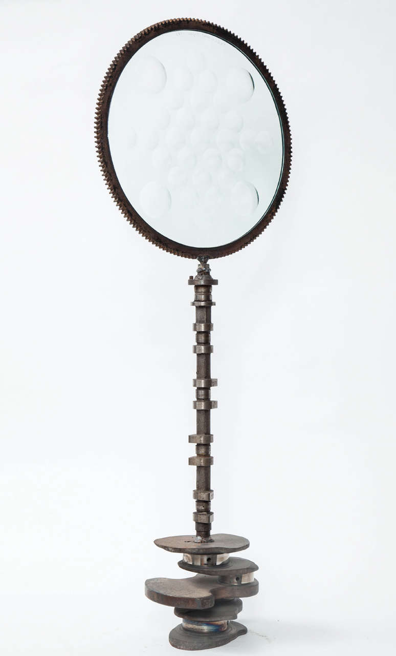 Un exemple spectaculaire des sculptures Magiscope de Béjar. Il est connu pour ses sculptures expérimentales utilisant le métal, le cristal, le plastique et le vitrail. Béjar, 1920-2007, a eu des expositions personnelles dans le monde entier et son