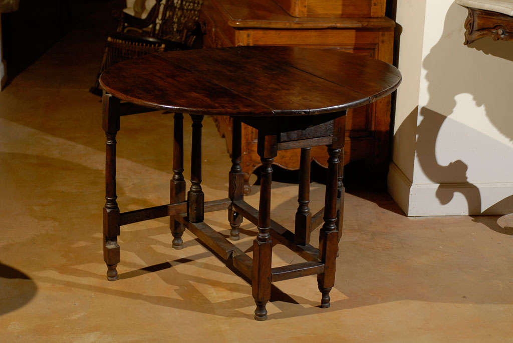 Late 17th or Early 18th Century Gateleg Table with Turned Legs In Excellent Condition In Atlanta, GA