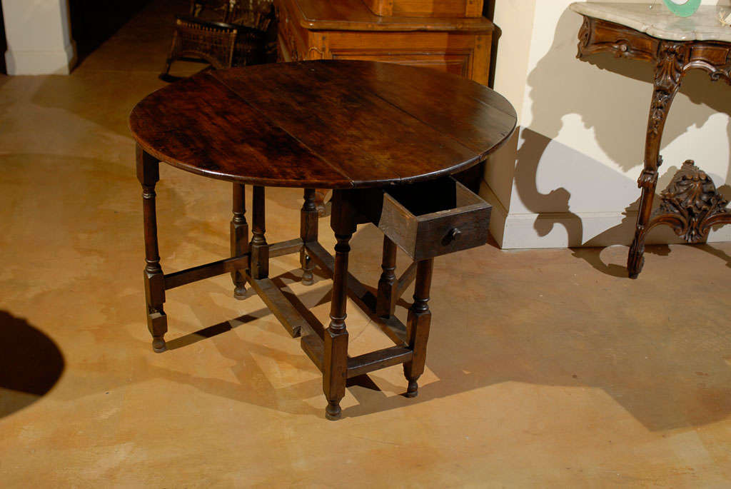 Walnut Late 17th or Early 18th Century Gateleg Table with Turned Legs