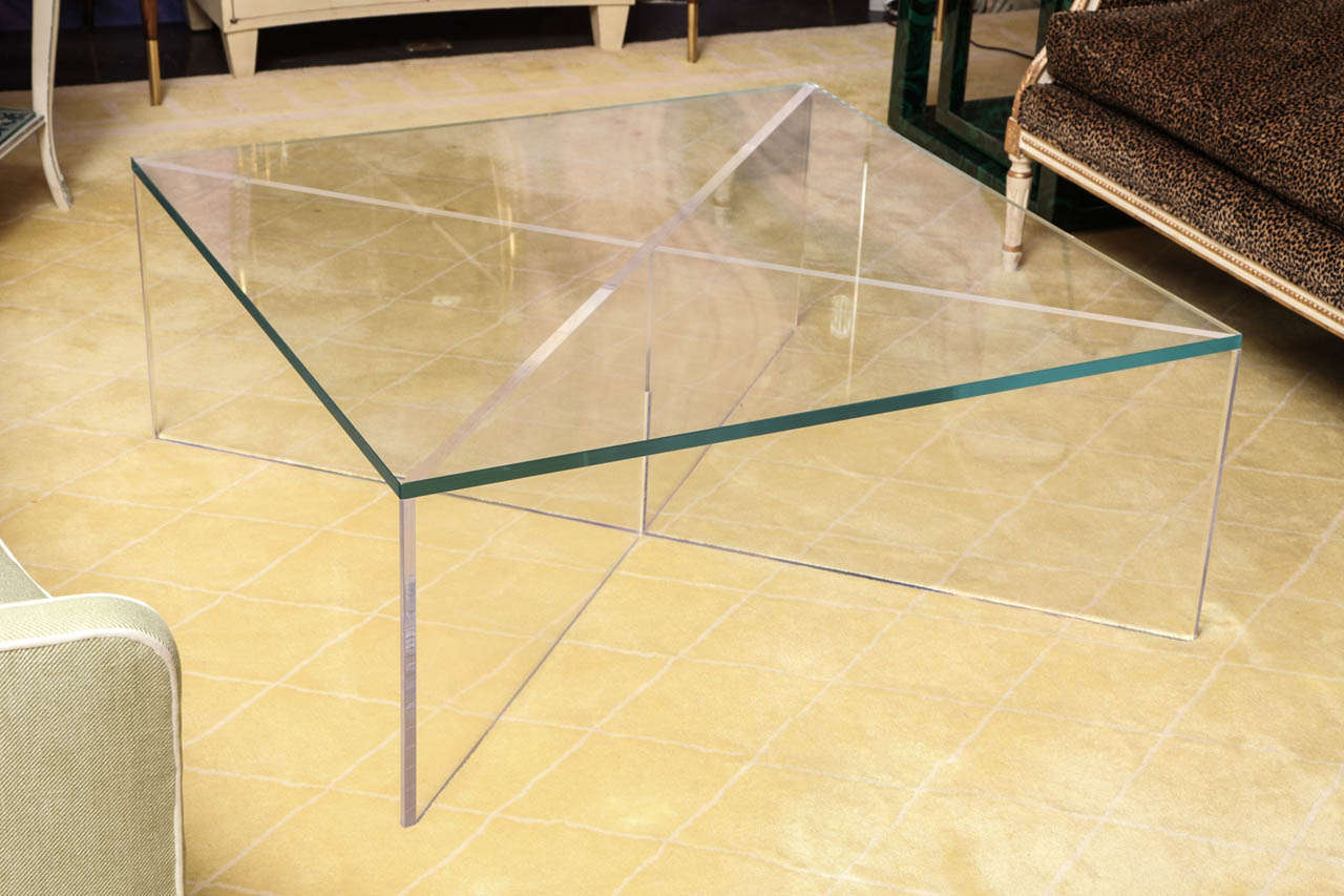 Vero coffee table
A timeless classic in acrylic and choice of surfaces, the Vero Series combines geometry and lightness in a silent crescendo of understated elegance. The iconic ‘X’ base denotes classicism and modernity in a single simplified