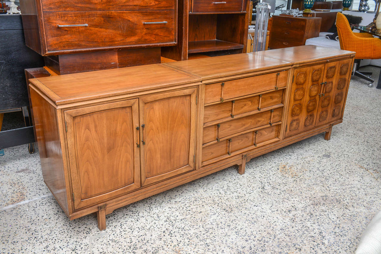 Wunderschönes langes Entertainment Center/Credenza oder Buffet von Modern Age.  1960er Jahre USA