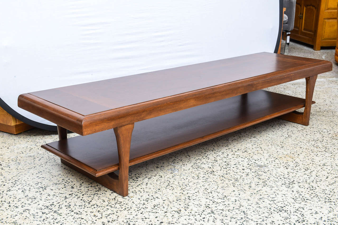 Wunderschöner langer Couchtisch aus Holz von Lane.  Aus den frühen 1970er Jahren:: USA.