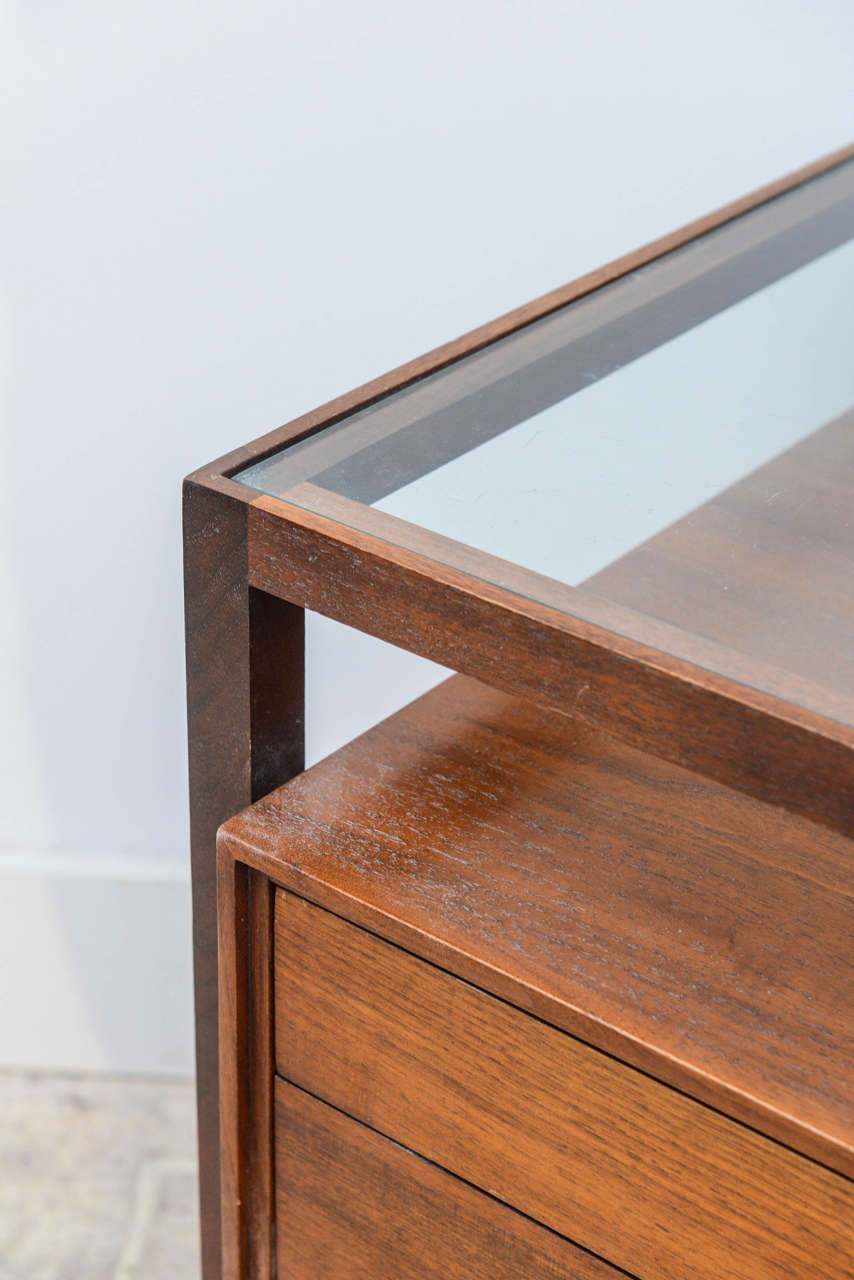 American Modern Walnut and Glass Companion Pair of Night/End Tables, John Stuart In Excellent Condition In Hollywood, FL
