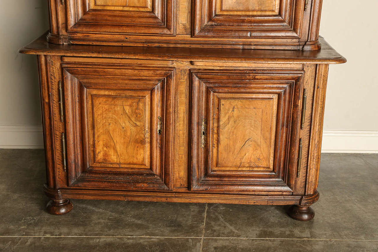 French Louis XIV Style Buffet a Deux Corps in Walnut, 18th Century In Good Condition For Sale In Houston, TX
