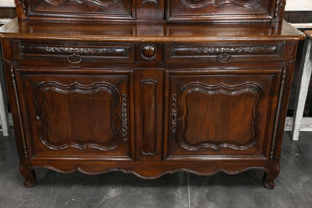 Late 18th to Early 19th Century French Buffet a Deux Corps in Walnut In Good Condition In Houston, TX