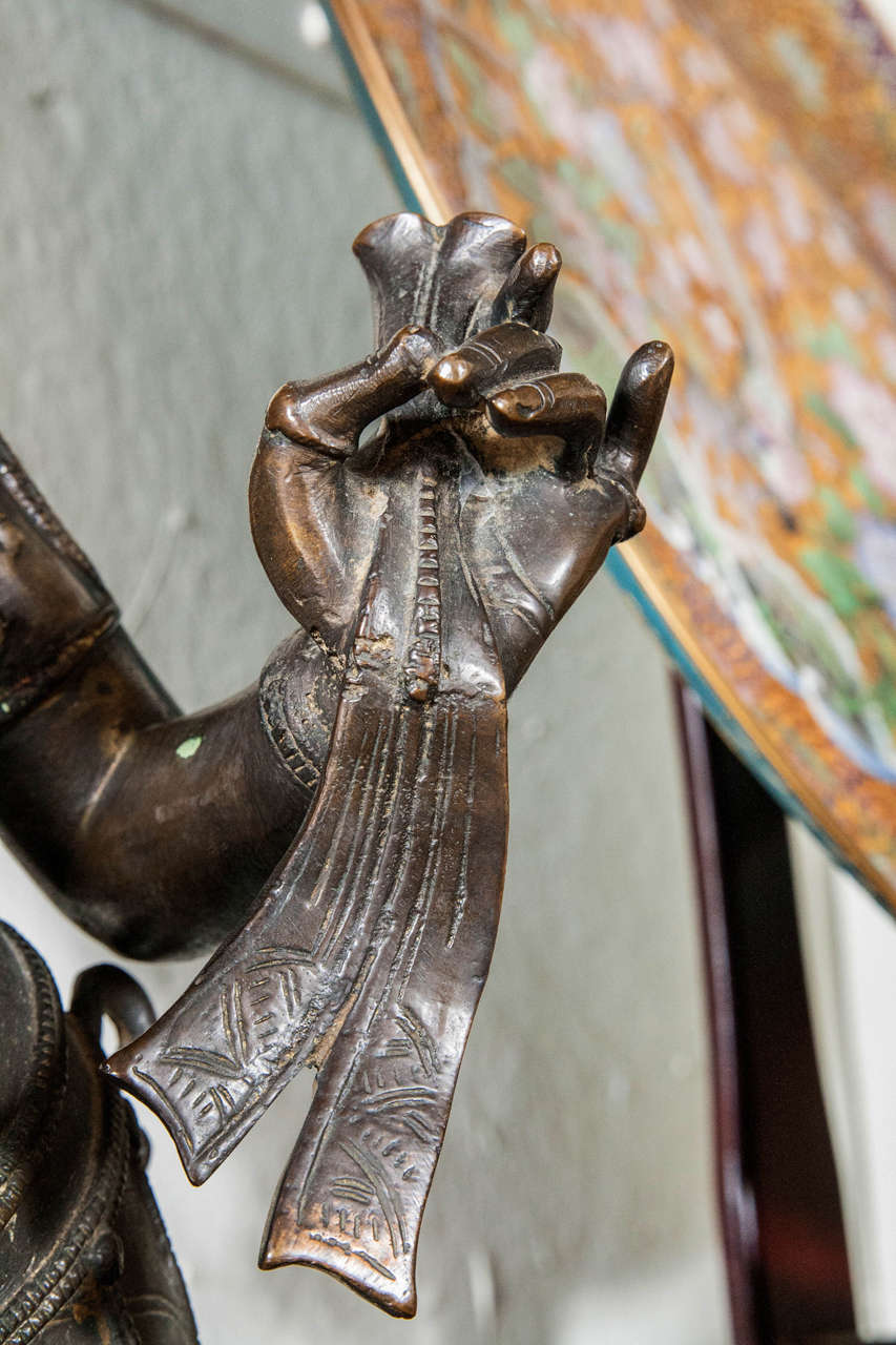 Standende Bronzefigur einer hinduistischen Göttin im Angebot 1