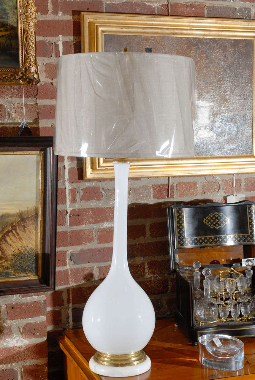 Lámpara moderna de mediados de siglo de cristal blanco soplado de Murano sobre base de mármol con detalles de latón, de Marbro.  Pantalla no incluida en el precio.
