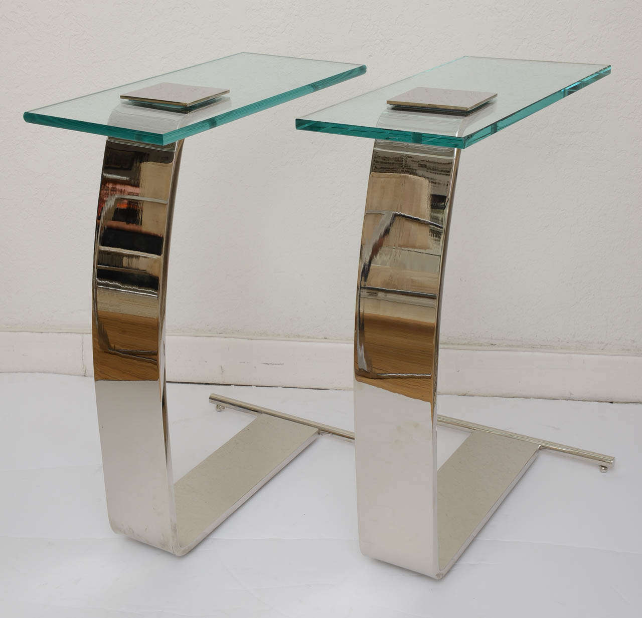 Cette élégante paire de tables d'appoint 