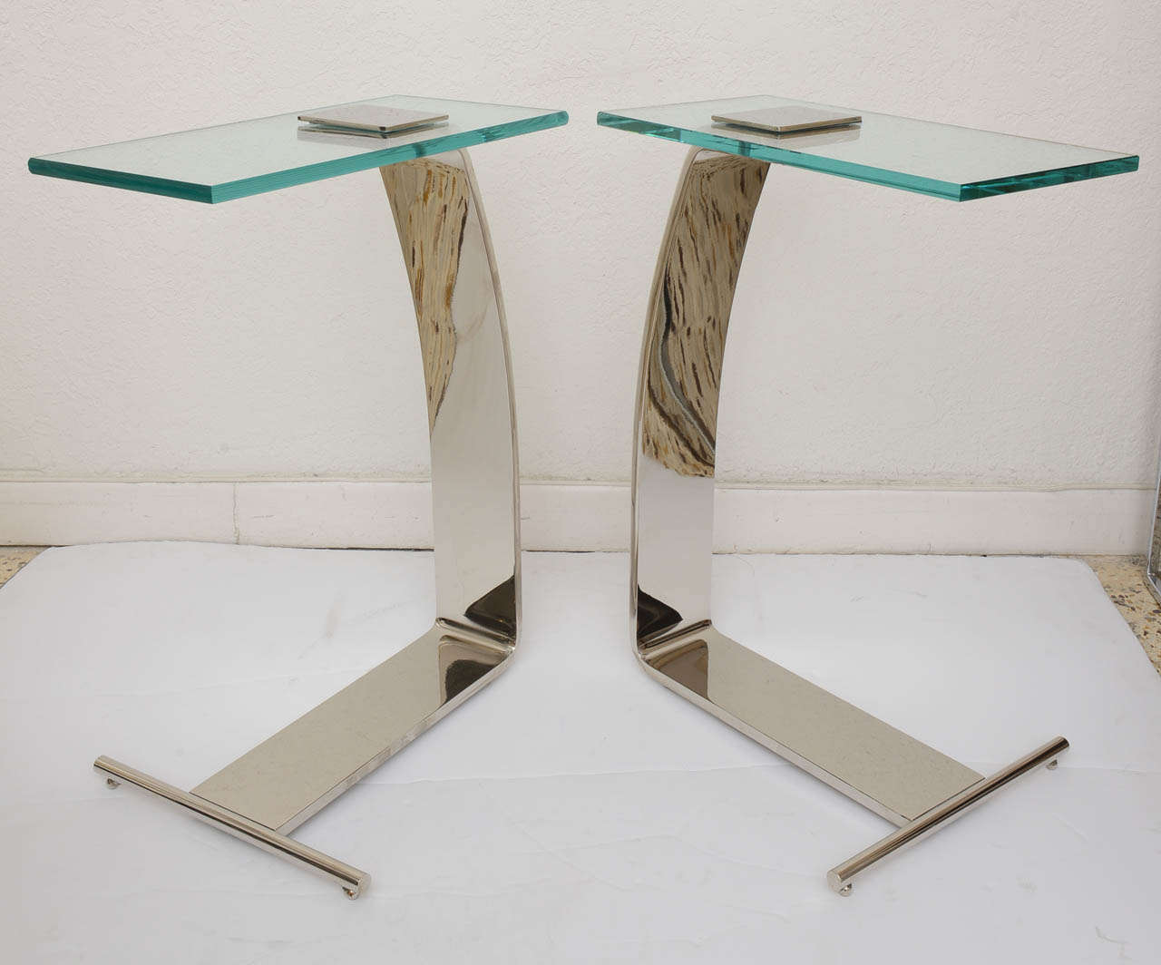 Américain Paire de tables d'appoint nickelées et en verre
