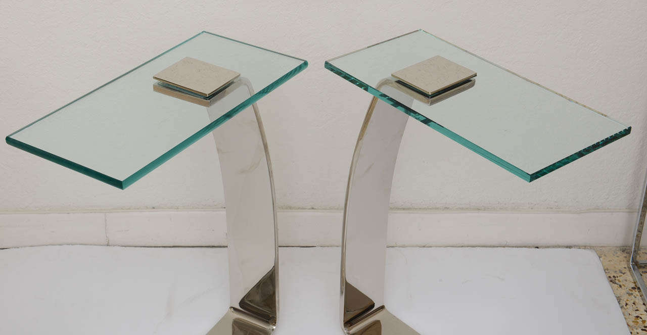 Paire de tables d'appoint nickelées et en verre Bon état à West Palm Beach, FL