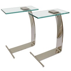 Paire de tables d'appoint nickelées et en verre