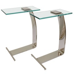 Paire de tables d'appoint en nickel nickelé et verre